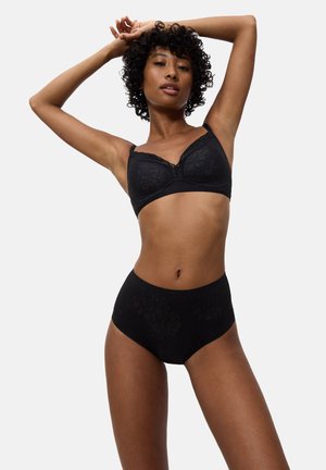 Zwarte beha en taillehoog slipje met bloemenkantpatronen, gladde textuur, verstelbare bandjes en een aansluitend ontwerp.