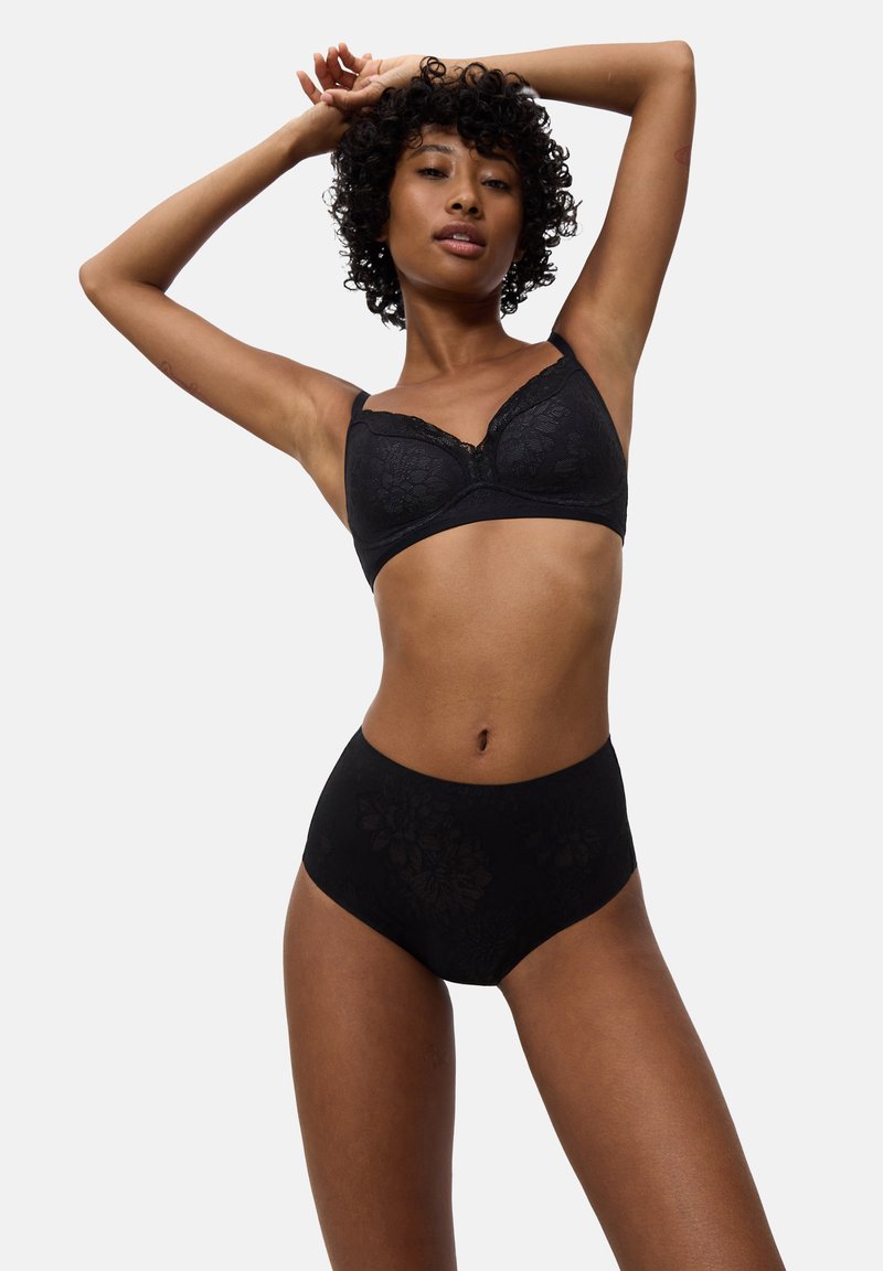 Schwarzer BH und hoch taillierter Slip mit floralen Spitzendesigns, glatter Textur, verstellbaren Trägern und figurbetontem Schnitt.