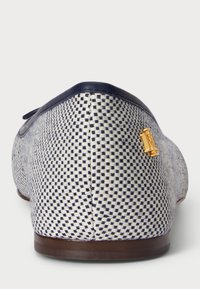 Pantofii texturati de culoare bleumarin și crem, împletiți, cu slip-on, prezintă un mic accent auriu, vârf rotunjit și un toc mic de culoare maro.