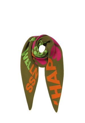Groene sjaal met roze en oranje bloemmotieven en grote oranje en groene tekst met de woorden "WELLNESS" en "HAPPINESS,", gevouwen met een lus in het midden.