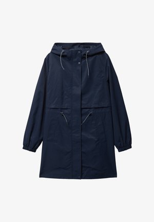 Granatowy płaszcz przeciwdeszczowy z kapturem, zapinany na zatrzaski z przodu, z regulowanymi sznureczkami przy kapturze i talii, elastycznymi mankietami oraz dwoma przednimi kieszeniami.