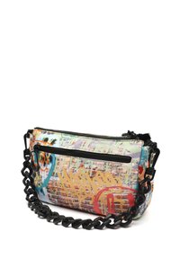 Färggesprutad graffiti-mönstrad axelväska med svart kedjesnöre, dragkedjestängning, blank yta och rektangulär form.
