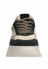 Beige en zwarte sneaker met een flinke zool, textiel- en suede materialen, dikke veters en een glad zwarte accent bij de hak.