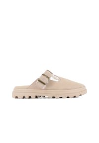 Beige mockasins i mocka med en texturerad yta, utrustad med två metallspännen och en räfflad gummisula för bättre grepp.