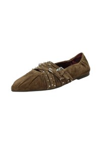 Scarpa piatta in suede marrone con punta affusolata, caratterizzata da cinturini incrociati e borchie argentate sulla parte superiore. Texture liscia e tacco basso.