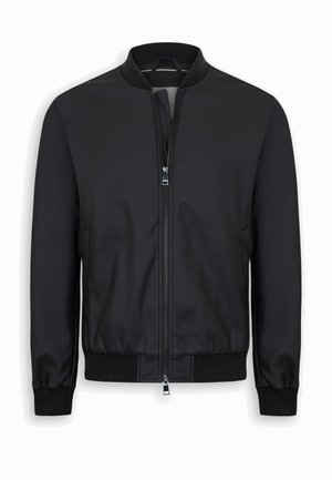 Schwarze Bomberjacke mit Frontreißverschluss, geripptem Kragen, Bündchen und Bund, aufgehängt an einem schwarzen Kleiderbügel.