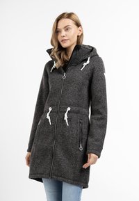 Dunkelgrauer Fleecepullover mit einem Reißverschluss, verstellbarem Kordelzugkapuze, Vordertaschen mit Reißverschlüssen und weißen Hardware-Akzenten.