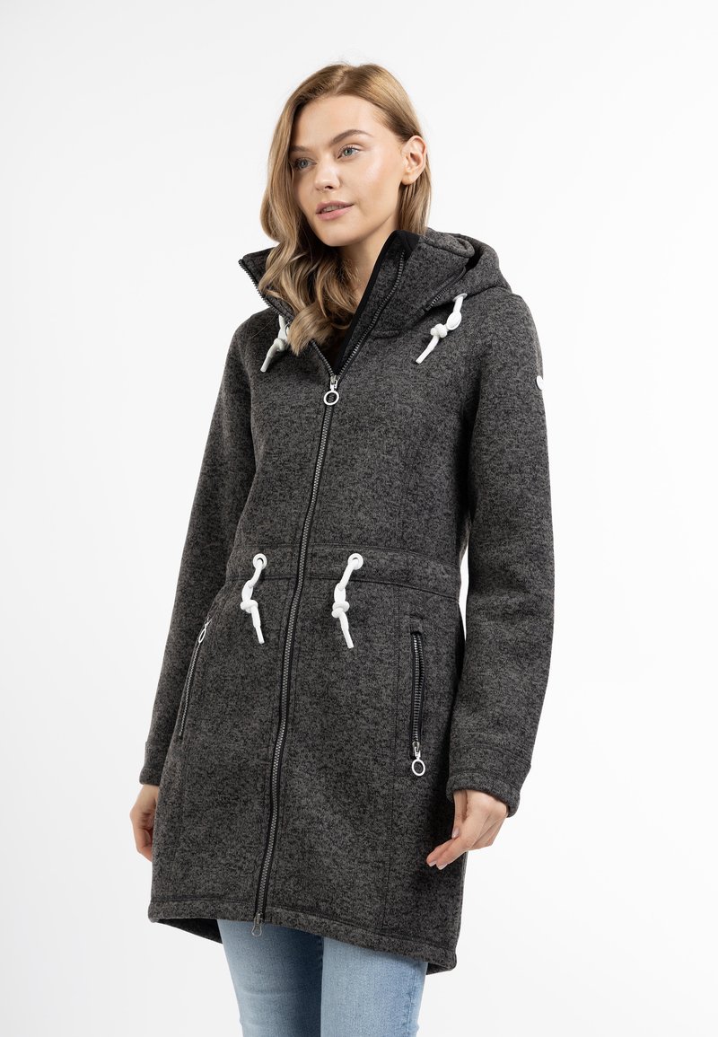 Dunkelgrauer Fleecepullover mit einem Reißverschluss, verstellbarem Kordelzugkapuze, Vordertaschen mit Reißverschlüssen und weißen Hardware-Akzenten.