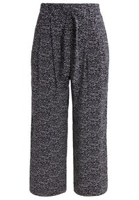 Czarno-białe, wzorzyste, krótkie spodnie z elastycznym pasem, charakteryzujące się luźnym krojem i bocznymi kieszeniami. Materiał jest lekki i teksturowany.