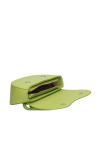 Borsa in pelle verde texture con forma arrotondata, scomparto con cerniera e accessori in acciaio inox che valorizzano il flap e la chiusura.