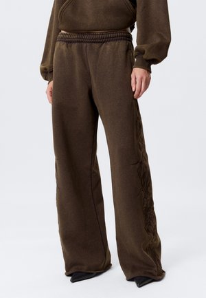 EMBROIDERED SWEATPANTS - Teplákové kalhoty - dark brown