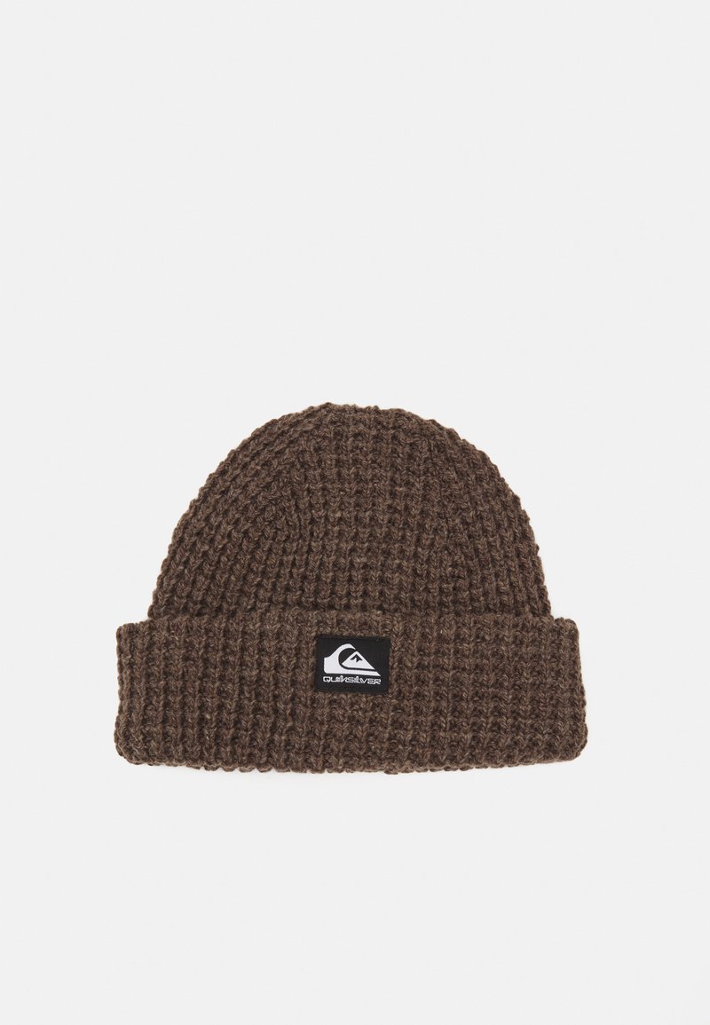 Bruine gebreide beanie met een ribbelstructuur en een omgeslagen boord. Bevat een zwart label met een wit logo aan de voorkant. Duurzaam materiaal.