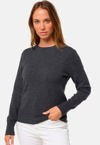 Pull en maille gris foncé avec un col rond, des manches longues, des poignets côtelés et un ourlet. Texture douce, design ajusté et forme légèrement cintrée.