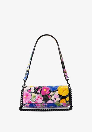 Borsa a tracolla con stampa floreale e superficie testurizzata, caratterizzata da fiori rosa brillante, blu e gialli; dettaglio della catena nera e della chiusura.