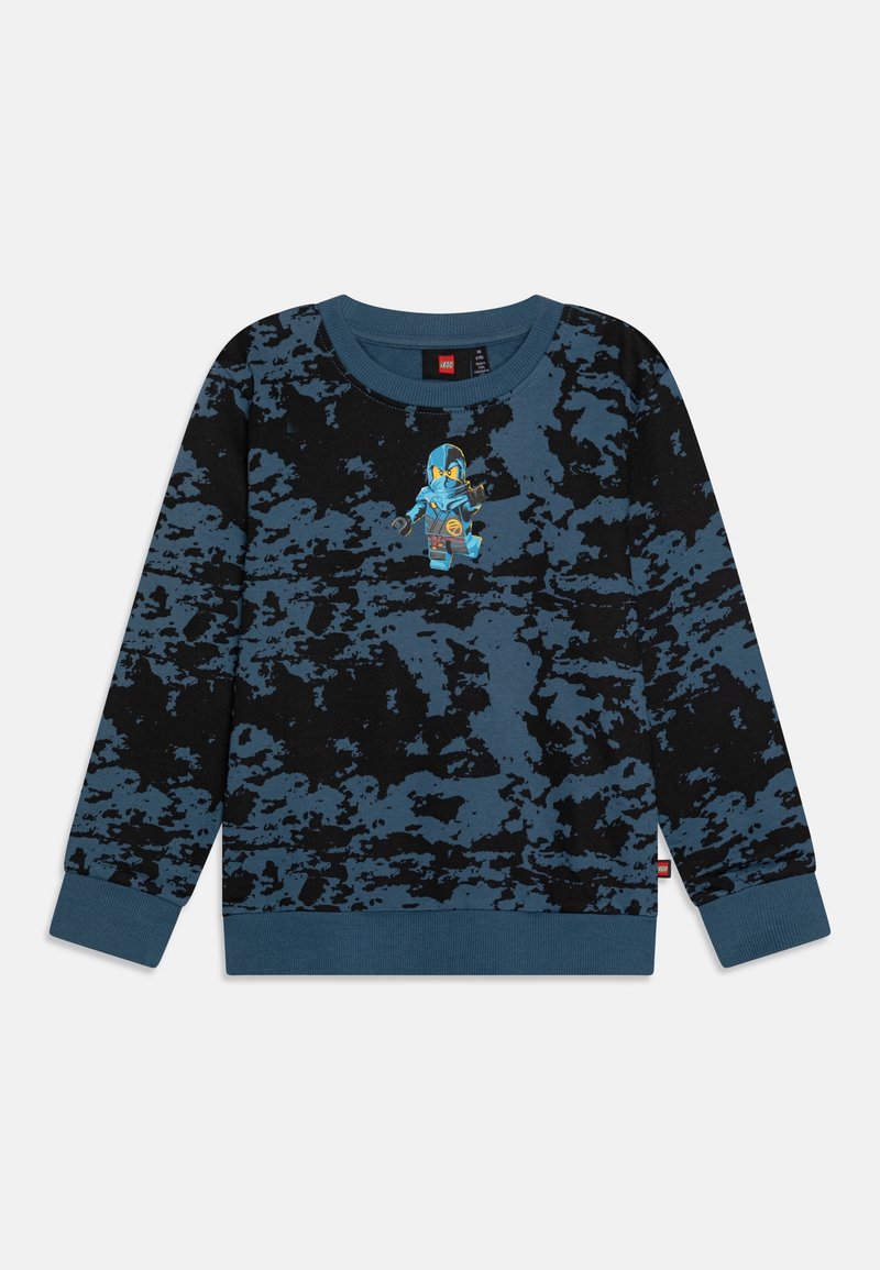 Sweat-shirt à manches longues pour enfant, bleu et noir camouflage, avec un petit graphisme de ninja LEGO sur la poitrine, poignets et ourlet côtelés.