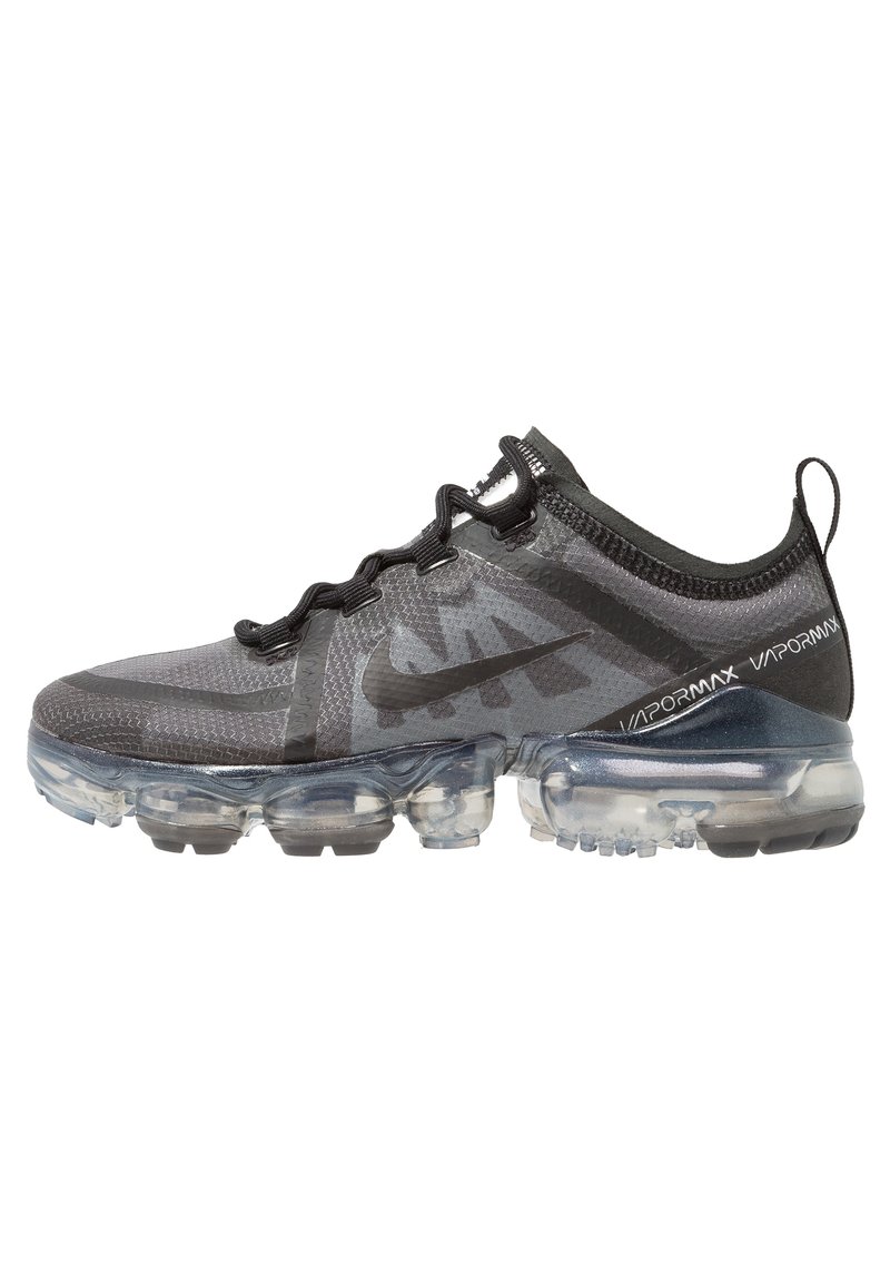 Scarpa da ginnastica nera in rete con suola trasparente a bolla d'aria, con motivo testurizzato sulla parte superiore e lacci neri; logo Nike sul lato.