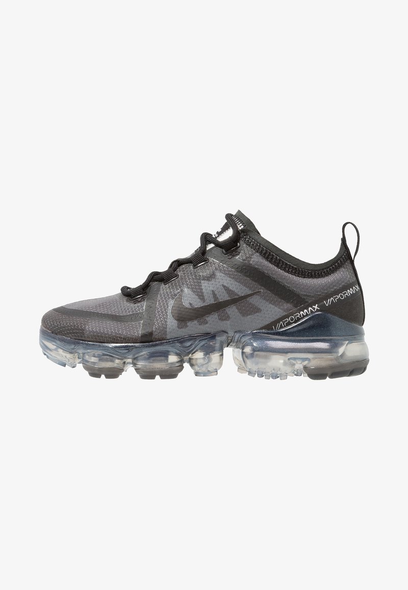 Scarpa da ginnastica nera in rete con suola trasparente a bolla d'aria, con motivo testurizzato sulla parte superiore e lacci neri; logo Nike sul lato.