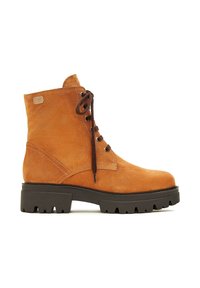 Botines de ante color beige con cordones marrones, punta redondeada y suela de goma negra gruesa. Presenta un pequeño logo en el costado.