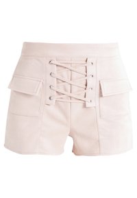 Shorts rose clair en tissu doux et texturé. Comprend un devant à lacets avec œillets métalliques et deux poches latérales.