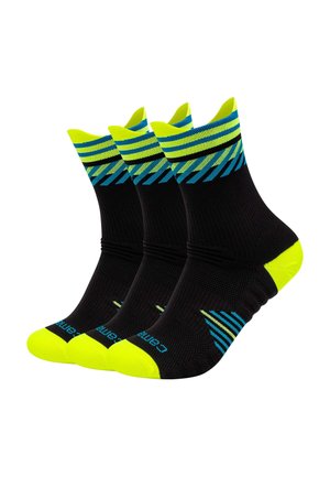 Tre calzini sportivi neri con punte, talloni, polsini giallo neon e strisce geometriche blu sulle parti superiore e laterale.