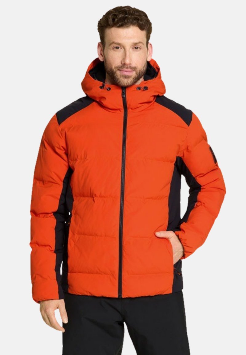 Veste rembourrée avec une fermeture éclair, de couleur orange prédominante, accents noirs sur les épaules et capuche. Présente un design élégant et un tissu texturé.