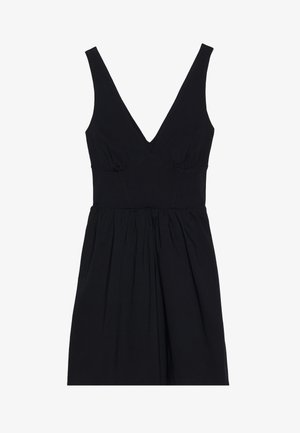 Czarna sukienka bez rękawów z głębokim dekoltem w kształcie V, zebranym w talii i zwiewnym dołem. Wykonana z miękkiego materiału, oferującego gładką teksturę.
