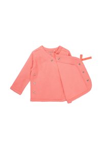 Koraal gebreide babycardigan met lange mouwen, drukknoopsluitingen en geschulpte randen. Soepele textuur, wikkelontwerp.