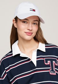 Tommy Jeans - ELONGATED FLAG UNISEX - Pet - white Miniatuurafbeelding 1