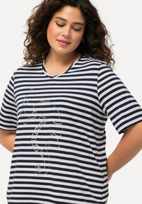 Ulla Popken STRIPED WILDLIFE GRAPHIC - Camiseta estampada - inky blue