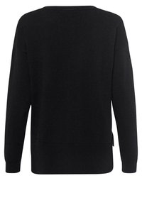 Pull en tricot noir à coupe décontractée, avec un col rond, des manches longues et un ourlet côtelé. Texture lisse avec des coutures minimales.