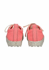 Korallenfarbene Leinenschuhe mit Schnürung, strukturierten grauen Plattformsohlen und kontrastierendem Nähen entlang der Rückennaht. Runde Zehenform.
