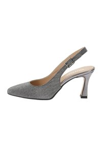 Zapato slingback gris, texturado, con puntera afilada, hebilla ajustable y un tacón metálico estrecho. El interior tiene un acabado suave.