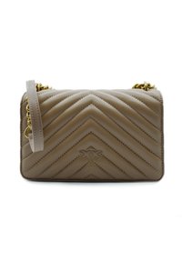 Quiltet beige skinnveske med gullkjedeakenter og avtagbar skulderreim, med en chevronmønster og preget logo.