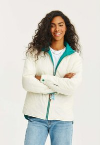 Prešívaná biela bunda s tyrkysovým golierom a akcentovaným zipsom. Má šnurovanie na spodnom okraji, bočné vrecká a ľahkú textúru.