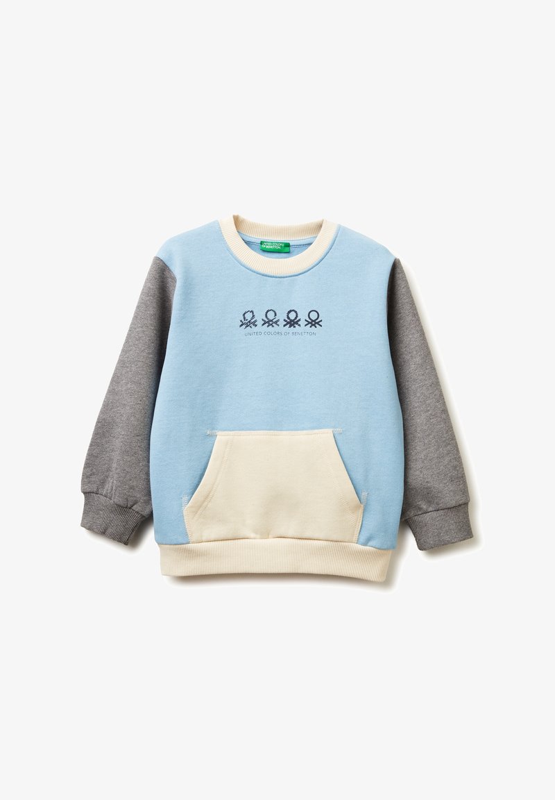 Sudadera azul claro con mangas grises, un bolsillo color crema y puños acanalados. Presenta gráficos bordados y un diseño de cuello redondo.