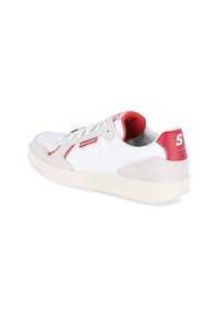 Białe sneakersy z czerwonymi akcentami i szarymi zamszowymi detalami. Posiadają wyściełany kołnierz, sznurowaną konstrukcję i teksturowaną podeszwę. Logo na pięcie.