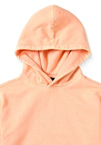 Sweat à capuche de couleur pêche fabriqué en tissu doux, avec une poche avant et un petit logo brodé sur la poitrine.