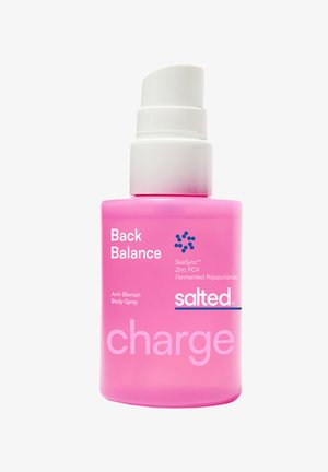 Różowa butelka solonego dezodorantu do ciała Back Balance przeciw niedoskonałościom z białym dozownikiem i wymienionymi kluczowymi składnikami.