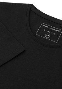 Czarna bawełniana koszulka z dopasowanym krojem. Posiada okrągły dekolt i krótkie rękawy. Metka zawiera nazwę marki i rozmiar, średni. Gładka faktura.