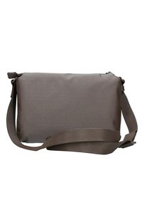 Borsa a tracolla di stoffa marrone con superficie testurizzata, chiusura a zip e tracolla regolabile. Forma quadrata con design minimalista.