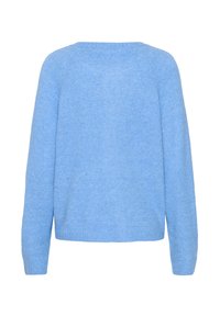Lysblå sweater lavet af blødt strikmateriale, med rund halsudskæring, lange ærmer og en ribkant i bunden med en afslappet pasform.