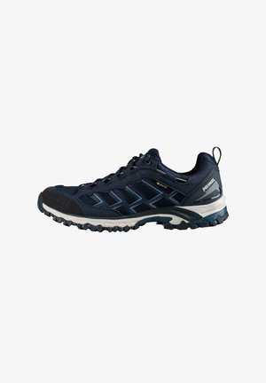 Scarpa da trail running navy con tomaia in mesh e punta in gomma. Presenta accenti blu, suola testurizzata e linguetta sul tallone. Design impermeabile.