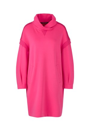 Helles pinkes langärmeliges Kleid mit hohem Kragen, gerippten Schulterdetails und aufgesetzten Taschen auf einem schlichten weißen Hintergrund.