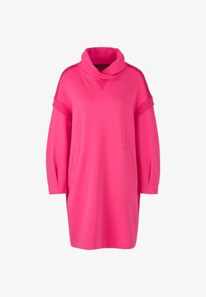 Helles pinkes langärmeliges Kleid mit hohem Kragen, gerippten Schulterdetails und aufgesetzten Taschen auf einem schlichten weißen Hintergrund.