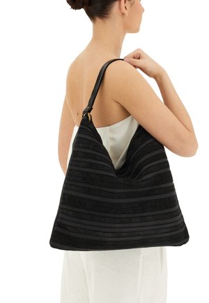 Borsa a tracolla nera con strisce orizzontali texturizzate, realizzata in materiale morbido. Caratterizzata da una ampia apertura e da una tracolla robusta per un facile trasporto.