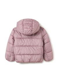 Chaqueta tipo puffer rosa con capucha, que presenta un diseño acolchado y un sutil patrón de leopardo. Fabricada en un material suave y ligero.