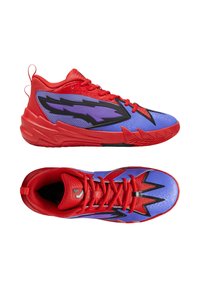 Zapatillas deportivas rojas y moradas con una parte superior de malla, suela de goma y acentos en zigzag negros. Incluyen cordones y un lazo de tirón.