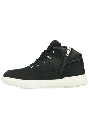Sneakers alte nere con tomaia in pelle liscia, suola in gomma bianca, chiusura con lacci e dettaglio con cerniera laterale per un accesso più facile.