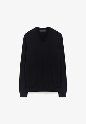 Zwarte V-halstrui gemaakt van zacht materiaal. Beschikt over lange mouwen en ribgebreide manchetten en zoom. Eenvoudig ontwerp met minimale branding op de borst.