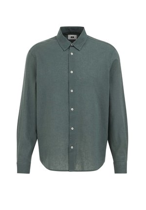 Camisa de hombre de manga larga con botones en color verde apagado, con cuello clásico y botones blancos, mostrada sobre un fondo blanco liso.